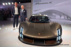 V.l.n.r.: Oliver Blume, Vorstandsvorsitzender der Porsche AG, Dr. Wolfgang Porsche, Vorsitzender des Aufsichtsrats der Porsche AG, die enthüllte Konzeptstudie Porsche Mission X