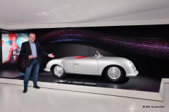 356 „Nr. 1“ Roadster, neu und ansprechend präsentiert in der Sonderausstellung. Im Bild unser Redakteur MK Schechler, der meint: "Unbedingt besuchen!
