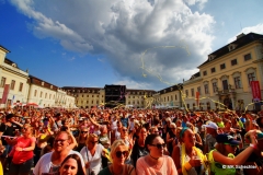 Ein Festival, dass tatsächlich die Stimmung und das Feeling der 90er Jahre inklusive Erinnerungen an neonfarbene Outfits (nannte man damals noch Klamotten) und Lavalampen zurückbringt. Eine gelungene Zeitreise und ein würdiges Event für den Samstagstermin der KSK musicopen.