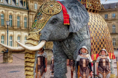 Ein ganz spezielles Highlight dieser AIDA-Inszenierung ist Elefantendame Ayana. Mit einer Gesamthöhe von nahezu fünf Metern ist das bis ins kleinste Detail lebensecht gestaltete und bewegliche Modell eines afrikanischen Elefanten ein echter Blickfang – und der Botschafter unserer AIDA-Inszenierung. Hier bei der Vorab-Präsentation vor dem Stuttgarter Neuen Schloss.