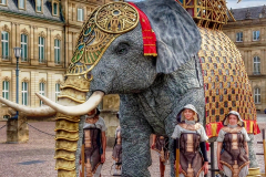 Ein ganz spezielles Highlight dieser AIDA-Inszenierung ist Elefantendame Ayana. Mit einer Gesamthöhe von nahezu fünf Metern ist das bis ins kleinste Detail lebensecht gestaltete und bewegliche Modell eines afrikanischen Elefanten ein echter Blickfang – und der Botschafter unserer AIDA-Inszenierung. Hier bei der Vorab-Präsentation vor dem Stuttgarter Neuen Schloss.