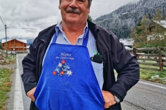 Hans: Nur mit blauem Schurz bist ein echter Südtiroler