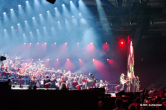 Amy Macdonald und das Antwerp Philharmonic Orchestra und den Chor Fine Fleur unter der Leitung der Dirigentin Alexandra Arrieche