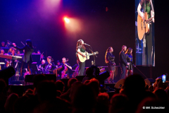 Amy Macdonald und das Antwerp Philharmonic Orchestra und den Chor Fine Fleur unter der Leitung der Dirigentin Alexandra Arrieche