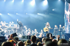 Amy Macdonald und das Antwerp Philharmonic Orchestra und den Chor Fine Fleur unter der Leitung der Dirigentin Alexandra Arrieche