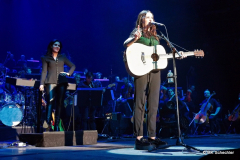 Amy Macdonald und das Antwerp Philharmonic Orchestra und den Chor Fine Fleur unter der Leitung der Dirigentin Alexandra Arrieche