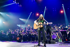 Amy Macdonald und das Antwerp Philharmonic Orchestra und den Chor Fine Fleur unter der Leitung der Dirigentin Alexandra Arrieche