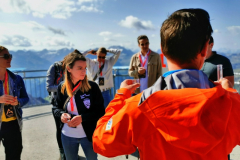 Eröffnung des Arlberg Trail auf dem Gipfel der Valluga auf 2800 Metern Höhe, mit einem Zirbenschnaps wird angestoßen. Die Hälfte der Terrasse liegt im Bundesland Vorarlberg, die andere in Tirol