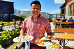 ... und serviert auch nepalesische Köstlichkeiten, 'Momos', gefüllte Teigtaschen