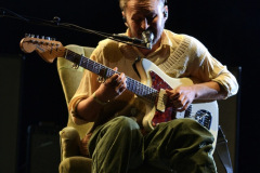 ... der wegen eines gebrochenen Beines die Bühne auf Krücken  betritt