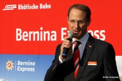 Renato Fasciati, Geschäftsführer der RhB, stimmt auf die Jungfernfahrt ein