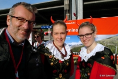 Redakteur MK Schechler mit Teufelinnen