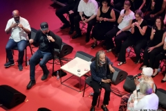 Bobby McFerrin präsentiert sein Programm 'Gimme 5' bei den jazzopen im Alten Schloss als A-Cappella-Show mit vier weiteren Musikern