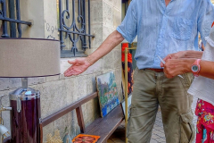 Antiquitätengeschäft: Der Inhaber erzählt, wie er aus einem Staubsauger diese Lampe gebaut hat