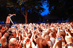 Alec Völkel: Bad in den Fans