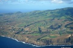 Anflug auf São Miguel. Die Hauptinsel der Azoren wird zu Recht “Grüne Insel” genannt.