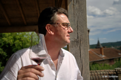 Marquis Amaury Devillard blickt auf seine Weinberge