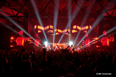 Die Schleyerhalle hat am 20. November gebebt. Electric Callboy haben die Tanzneid World Tour nach Stuttgart gebracht und die Fans hatten recht, als sie während des Abends riefen: Die Hütte brennt. Es war ein lautes, buntes, verschwitztes Fest, das vom ersten Ton an Fahrt aufnahm.