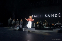 Emili Sandé und Band