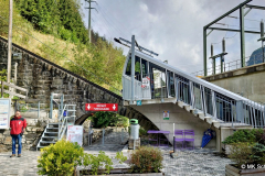 Die zweitsteilste Standseilbahn der Schweiz mit einer Neigung von bis zu 87 % bringt dich den Berg hinauf.  Direktor Gianlucca Lepori lädt ein.