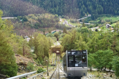 Die zweitsteilste Standseilbahn der Schweiz mit einer Neigung von bis zu 87 % bringt dich den Berg hinauf. 