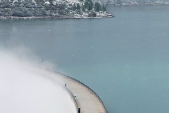 Nebel drückt an die Staumauer