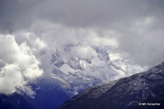 Kurzer Blick auf den wolkenverhangenen  Montblanc