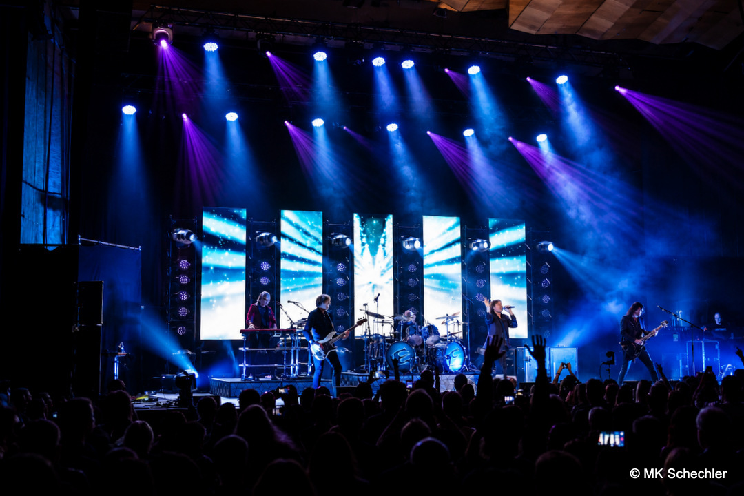 28-1-Rockkonzert-im-blauen-Lichtermeer