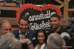 Festwirt Michael Wilhelmer mit Gattin und Kevin Kurányi