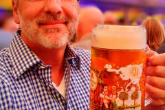 Ab jetzt gibt es auf dem ganzen Wasen Bier. Prost!