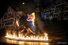 0_Feuerkuenstlerin-bei-Masters-of-Dirt