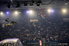 Motocross-Stunts-im-Rampenlicht