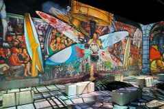 Das Herzstück der Ausstellung ist der große Showroom. Mit riesigen Rundumprojektionen werden die oft kleinformatigen Werke Kahlos auf bis zu zehn Meter Breite und über fünf Meter Höhe vergrößert. 