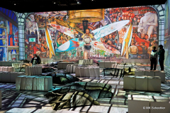 Das Herzstück der Ausstellung ist der große Showroom. Mit riesigen Rundumprojektionen werden die oft kleinformatigen Werke Kahlos auf bis zu zehn Meter Breite und über fünf Meter Höhe vergrößert. 