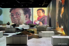 Das Herzstück der Ausstellung ist der große Showroom. Mit riesigen Rundumprojektionen werden die oft kleinformatigen Werke Kahlos auf bis zu zehn Meter Breite und über fünf Meter Höhe vergrößert. 