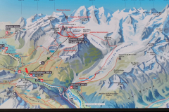 Talstation der Bergbahn auf die Diavolezza in Graubünden (Schweiz) bei St.Moritz. Erst einmal einen Überblick auf der Anzeigetafel verschaffen