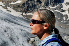 Glaziologin Dr. sc. nat. Christine Levy vom Zentrum für Angewandte Glaziologie (ZAG) an der Academia Engiadina kreierte den Inhalt und die wissenschaftlichen Erklärungen im Leporello, das beim Start der Wanderung kostenlos zur Verfügung gestellt wird.