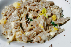 Bei uns weitgehend unbekannt: Pizzoccheri. Ein Gericht aus Buchweizennudeln mit Wirsing und Käse