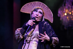 Evi Niessner als Grande Dame und Conférencière