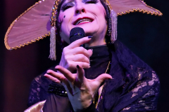 Evi Niessner als Grande Dame und Conférencière