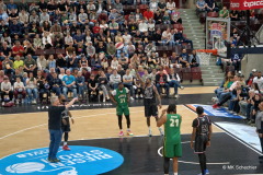 Doch nicht nur die Spieler auf dem Feld waren Teil der Show - auch der Schiedsrichter und das Publikum wurden in das Geschehen einbezogen und sorgten für zahlreiche Lacher und eine ausgelassene Stimmung in der Arena.