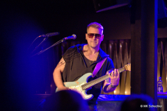 Mika Vandborg (guit, b voc)