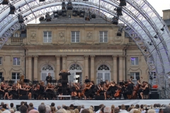 Bereits um 20.00 Uhr stimmte das Orchester des Goethe-Gymnasiums Ludwigsburg, zu dem die Schlossfestspiele eine langjährige Bildungspartnerschaft pflegen, energetisch auf den Abend ein. Unter Leitung von Benedikt Vennefrohne entführte das Orchester u.a. mit Edvard Griegs Peer Gynt Suite Nr. 1 »In die Halle des Bergkönigs« und spürt den magischen Klängen des »Wand of Youth« von Edward Elgar nach.