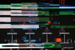 Ein multimedialer Rausch aus Klang, Code und Kult