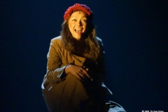 Eponine (Frances Mayli McCann) mit "One Day More"