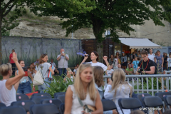 Das Konzert beginnt mit einem Bad in der Menge von Lotte