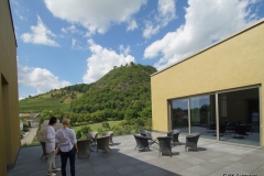 Gabriela Unbehaun-Maier zeigt den Blick auf den Hohentwiel auf der Dachterrasse des MAC 2
