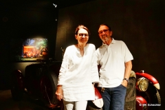 Stifterehepaar Maier in der Spotbeleuchtung des Lichtkonzeptes im Museum