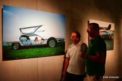 Hermann Maier vor einer Fotografie von Rainer W. Schlegelmilch