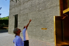 Vor dem neuen MAC 2 erklärt uns Museumschef Maier das Geheimnis der glänzenden Außenfassade